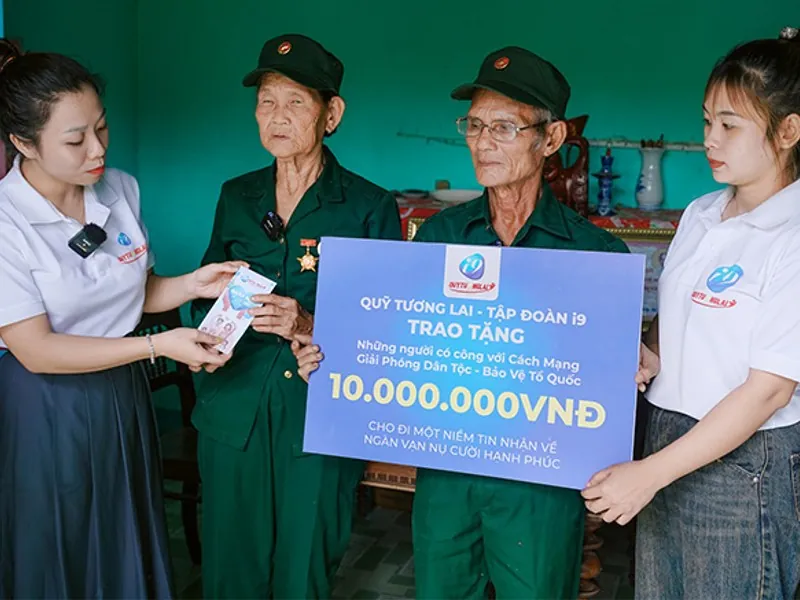 Hình ảnh minh họa việc quản lý tiền bạc với các đồng xu và biểu đồ