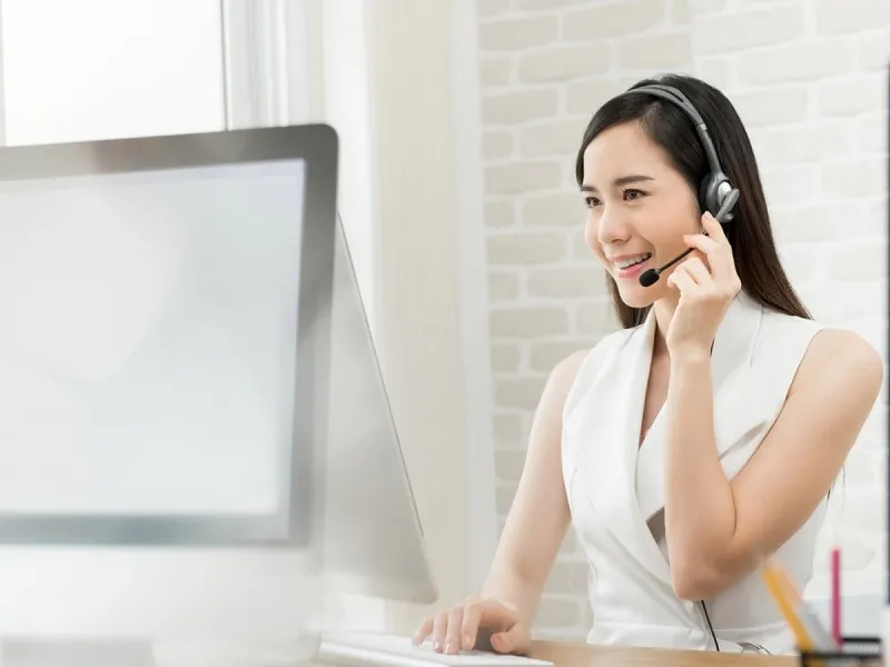 Hình ảnh người dùng đang đánh giá dịch vụ khách hàng trên máy tính